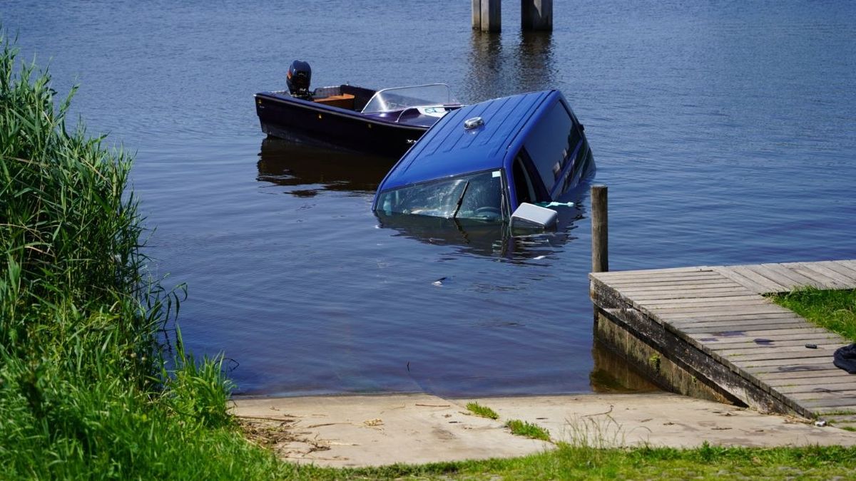 112 Nieuws: Boot te water laten gaat mis in Hasselt | Lichaam gevonden bij N36