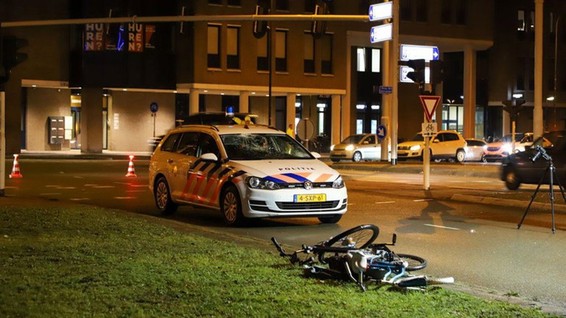 De politiewagen drie fietsers schepte in Apeldoorn.