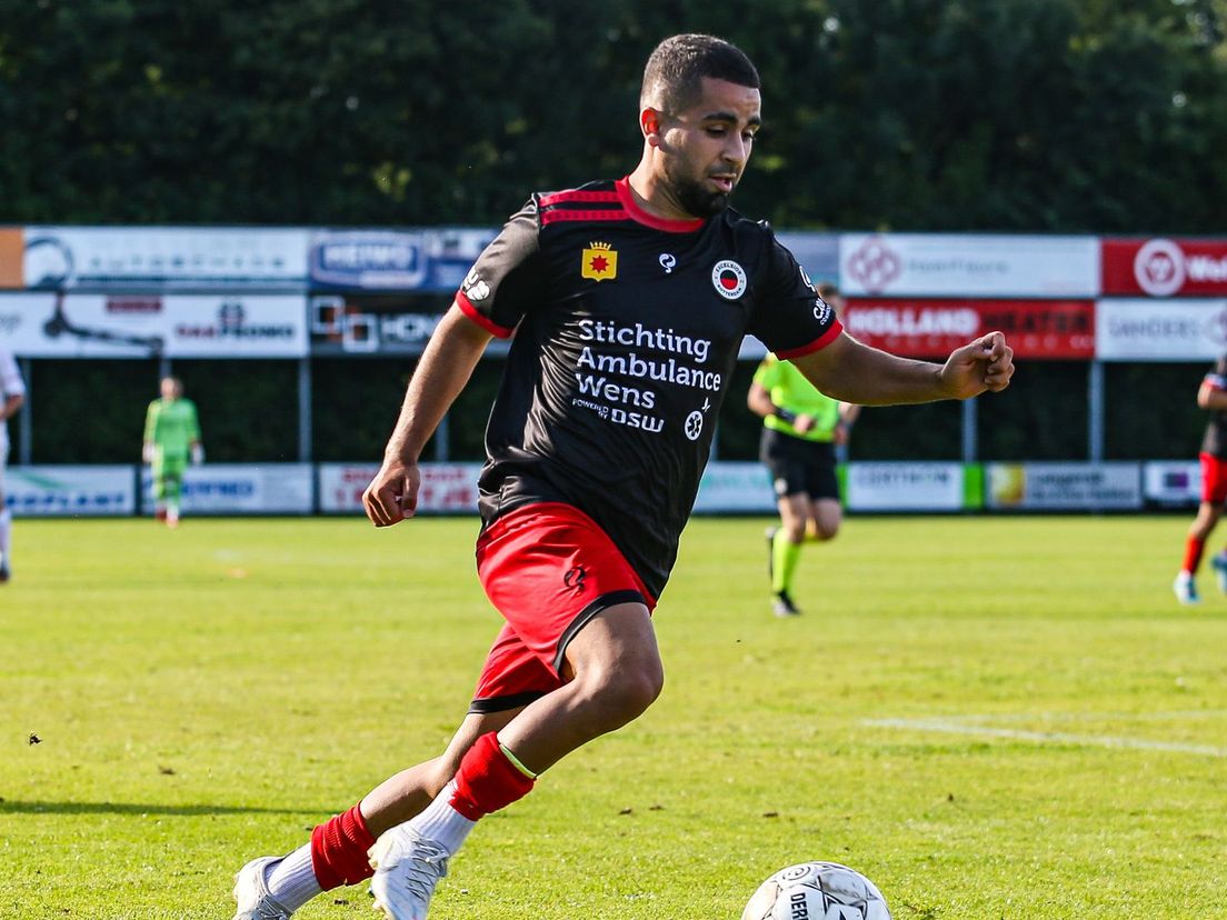 Marouan Azarkan is hier aan de bal namens Excelsior in het oefenduel met Lyra