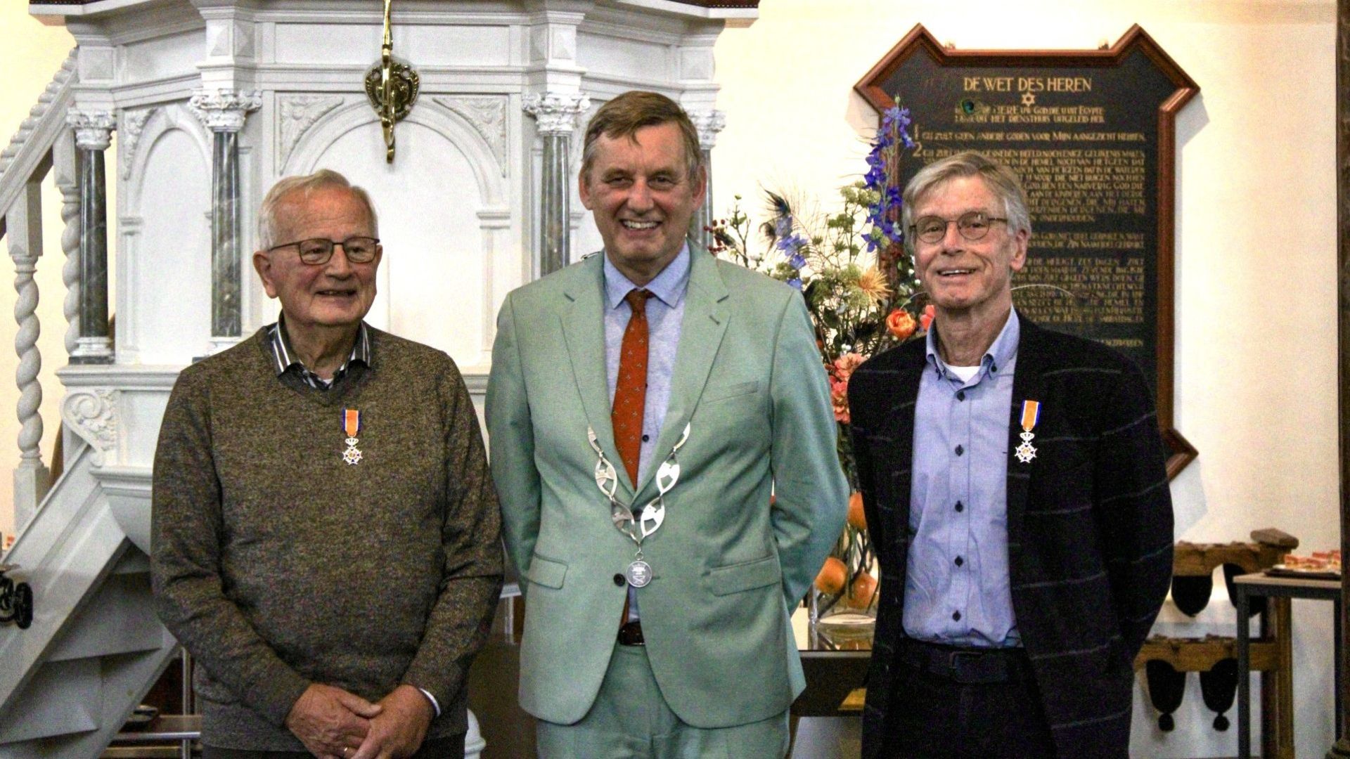 Koninklijke onderscheiding voor twee Aaltenaren. V.l.n.r. dhr. Wassink, burgemeester Stapelkamp en dhr. Boom.