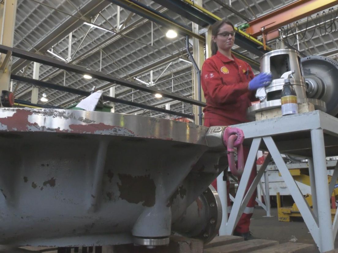 Martine aan het werk in één van de werkplaatsen op het Shell-terrein in Pernis