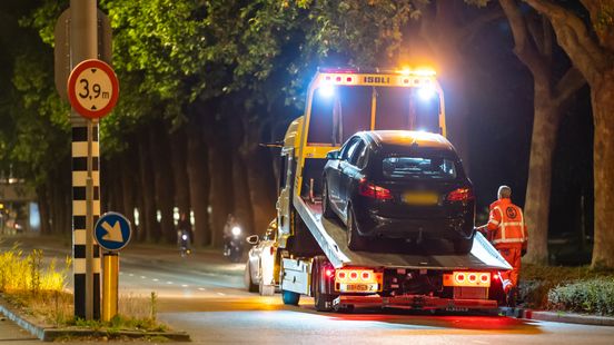Twee gewonden bij kop-staartbotsing. Twee gewonden bij kop-staartbotsing.
