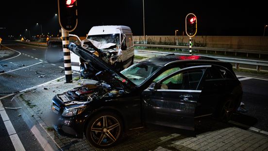 Ravage na ongeluk met autos en busje: vijf gewonden en één arrestatie. Ravage na ongeluk met autos en busje: vijf gewonden en één arrestatie.