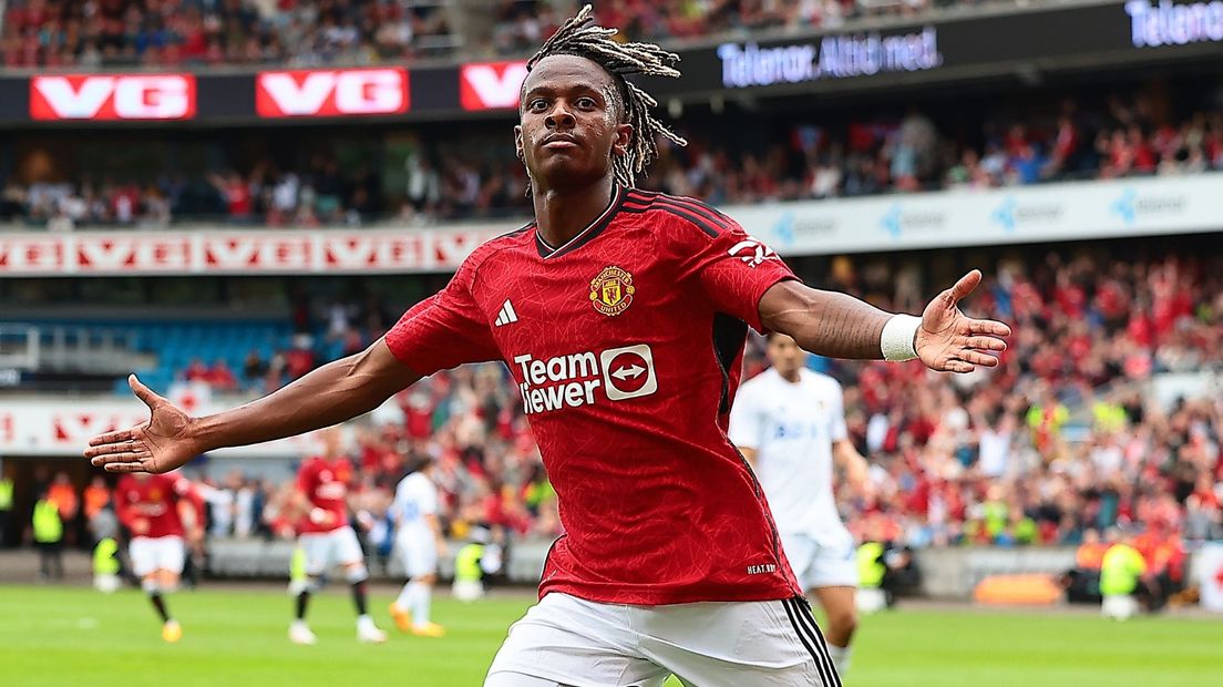 Noam Emeran viert een doelpunt in het shirt van Manchester United