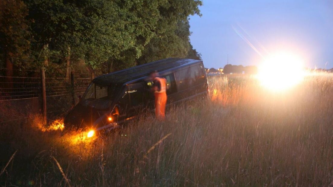 Bestelwagen in de sloot bij Bathmen