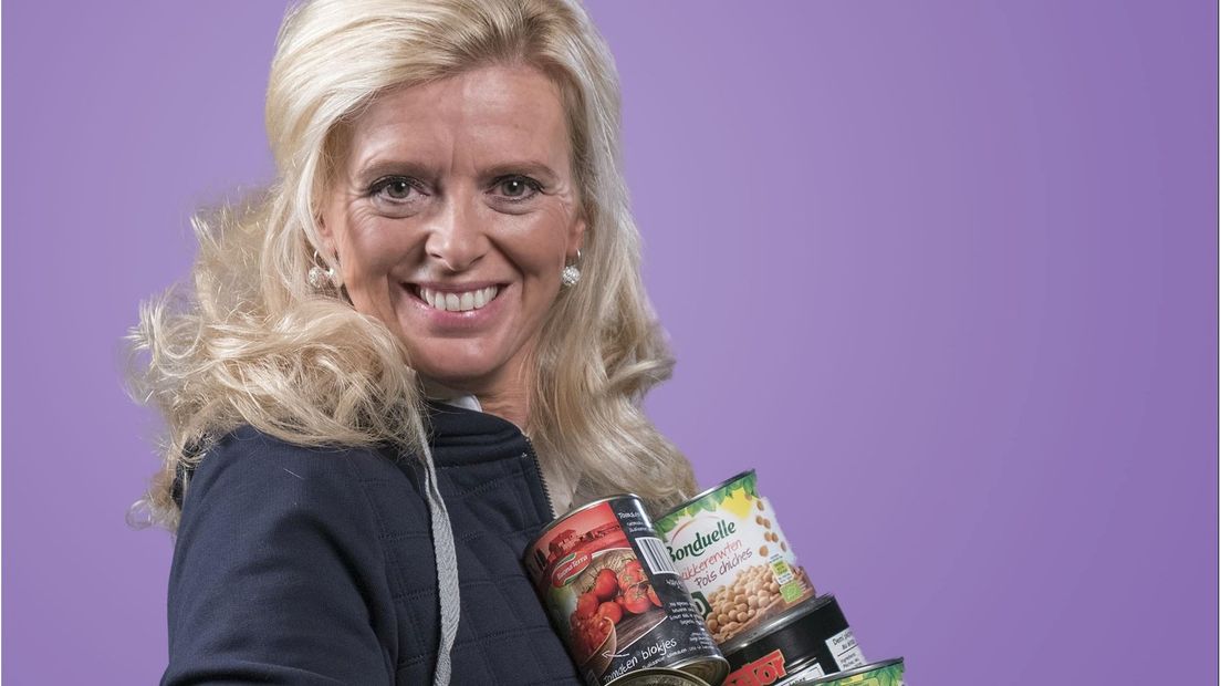 Esther Rikken helpt mee in actie Samen voor de Voedselbank