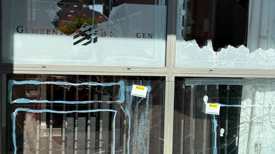 Ramen gemeentehuis Beuningen aan diggelen geslagen
