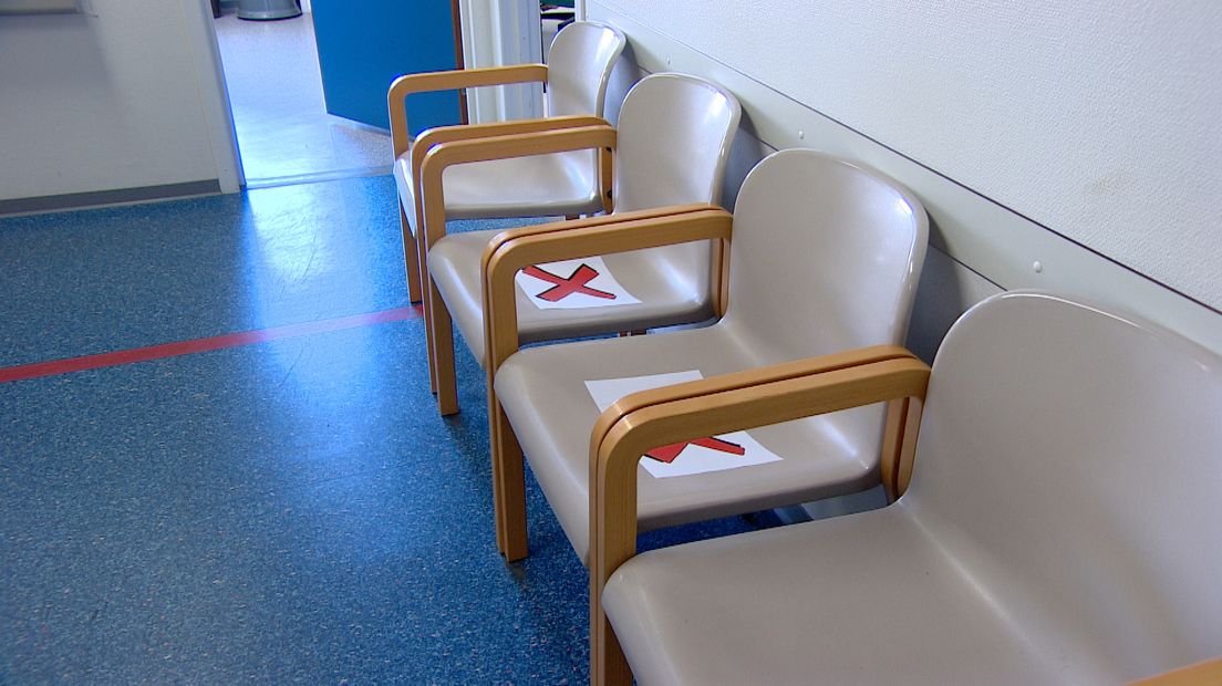 Anderhalve-meter-wachtkamer in ziekenhuis ZorgSaam