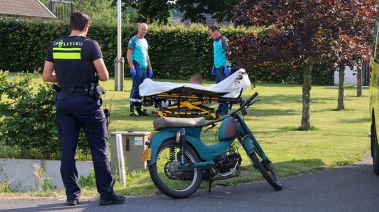 Man op gestolen brommer belandt in tuin en automobilist wordt aangehouden