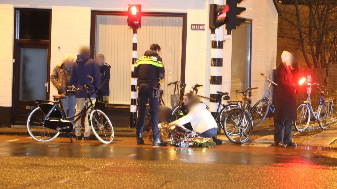 Omstanders verlenen eerste hulp in afwachting van de ambulance