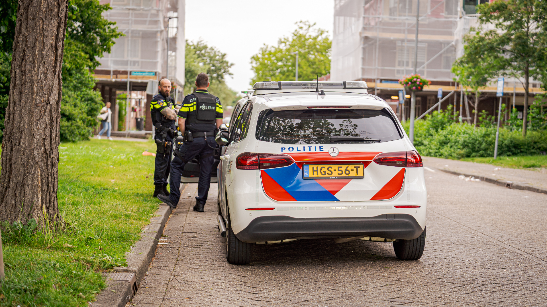 Twee verdachten met mogelijk vuurwapen, politie schiet bij a