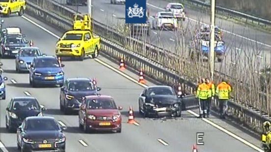Vertraging op A20 door ongeval: linkerrijstrook dicht. Vertraging op A20 door ongeval: linkerrijstrook dicht.