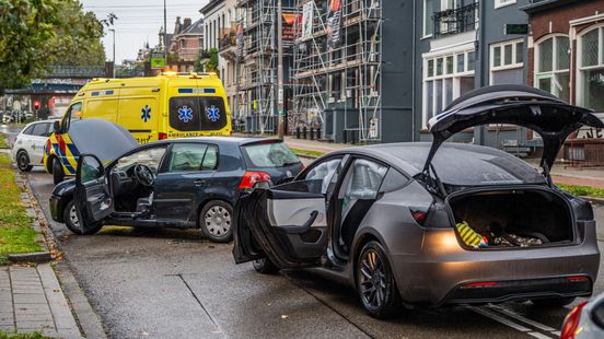 Botsing tussen twee auto's veroorzaakt veel schade, maar geen gewonden