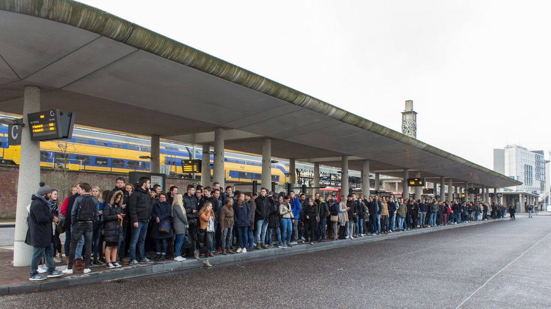 Drukte bij bushalte door storing op het spoor