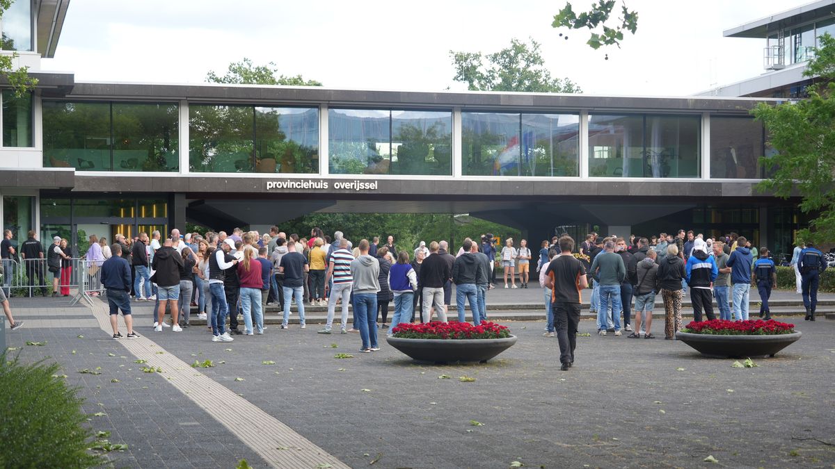 Voorstanders azc Zwolle belaagd na debat: ‘We werden opgewacht en bekogeld’