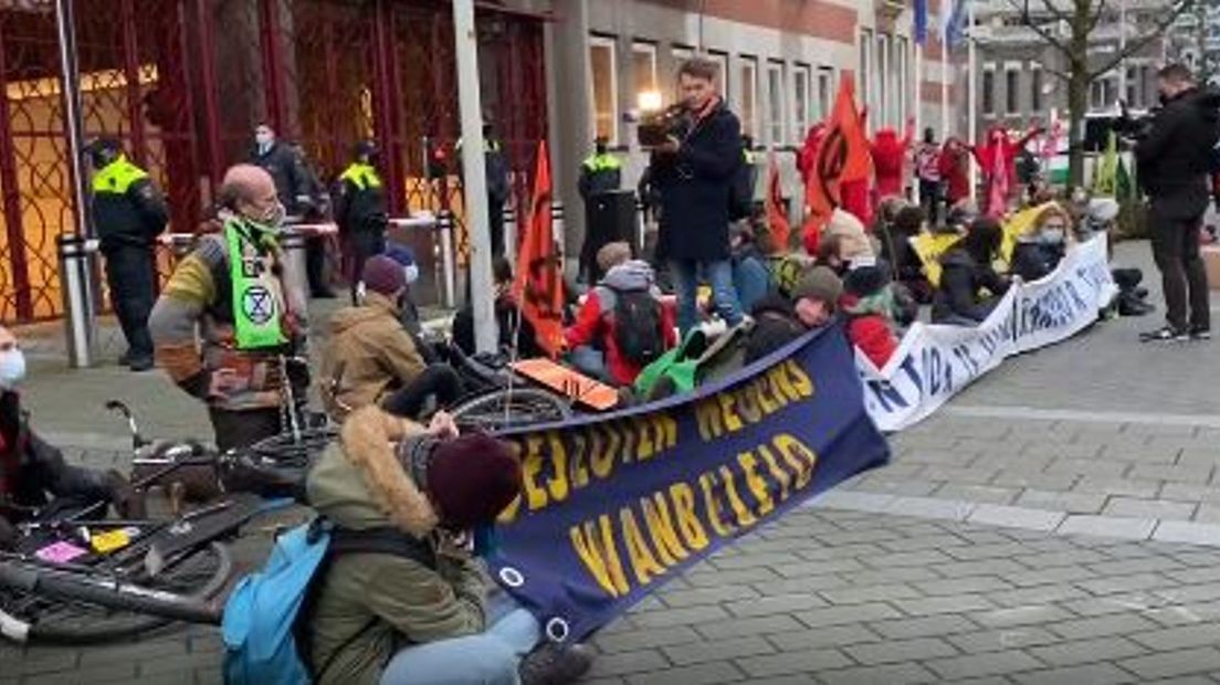 Demonstranten voor het ministerie van Economische Zaken in Den Haag