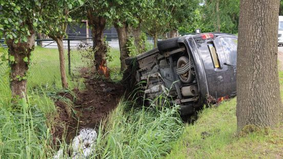 Botsing tussen bestelbussen: twee gewonden, bestuurder aangehouden