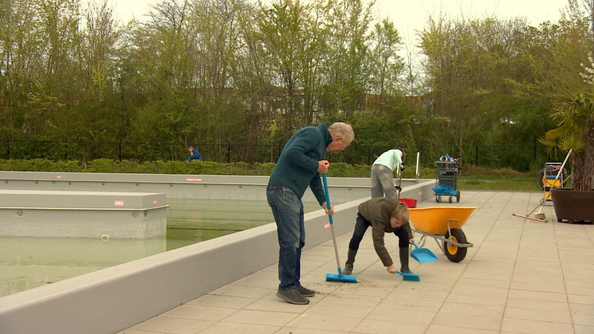 Vrijwilligers maken zwembaden Tholen gereed voor de zomer: 'Als je wilt dat ze openblijven, zul je m