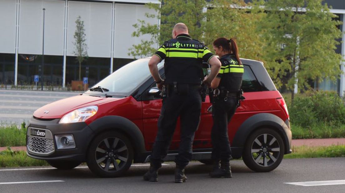 Een vrouw is vrijdagavond met haar brommobiel van de snelweg geplukt. De oudere vrouw volgde blindelings haar navigatie en reed met haar 45-km wagentje de A30 op richting Barneveld.