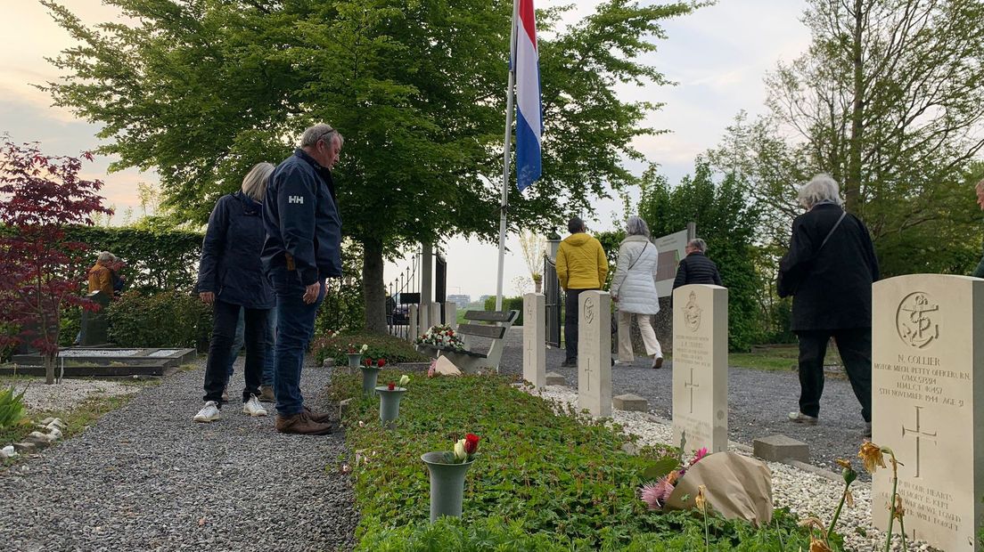 In Cadzand mogen bezoekers rozen leggen bij de graven