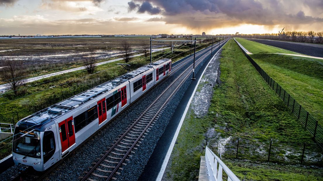 Een metrotoestel van vervoersbedrijf RET tijdens een testrit voor het traject Hoekse Lijn.