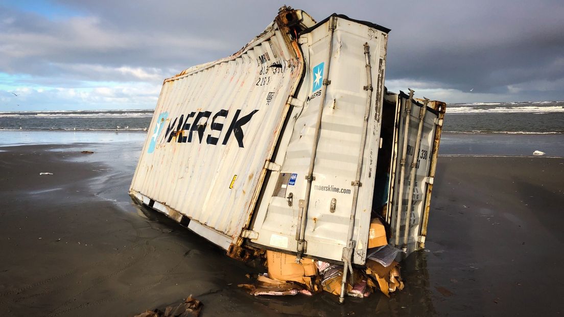 Een aangespoelde container, nog tientallen zijn van de radar verdwenen