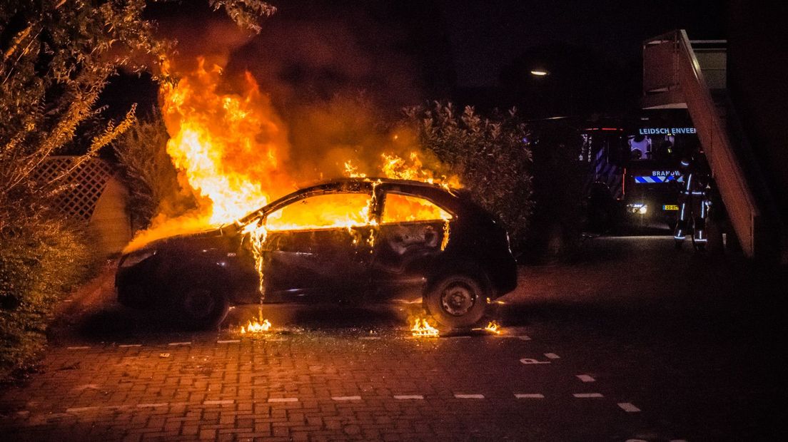 Een auto ging eerder aan het Valkhof in Leidschendam in vlammen op. I