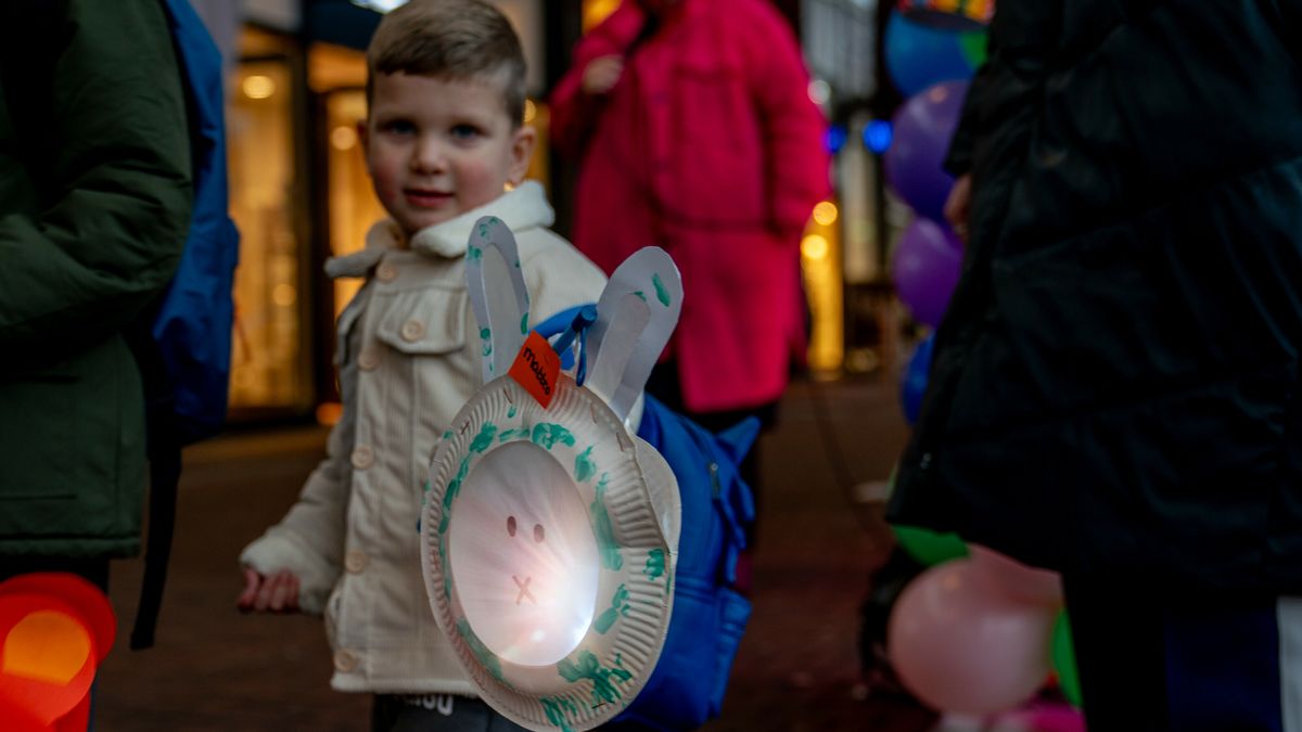 Lampionnen, gezang en snoepjes: Sint Maarten in Assen