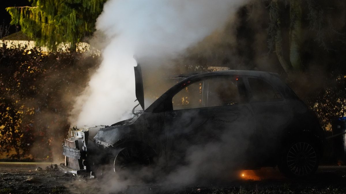 Auto gaat volledig in vlammen op aan Sportveldenlaan in Deventer