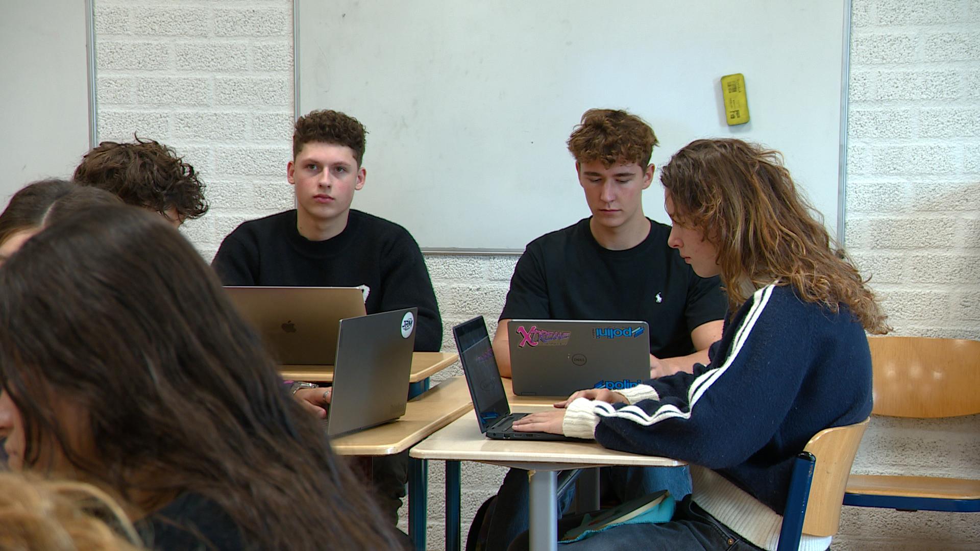 Hielke Binnema (l) en zijn klasgenoot Hessel Blakborn gebruiken AI dagelijks
