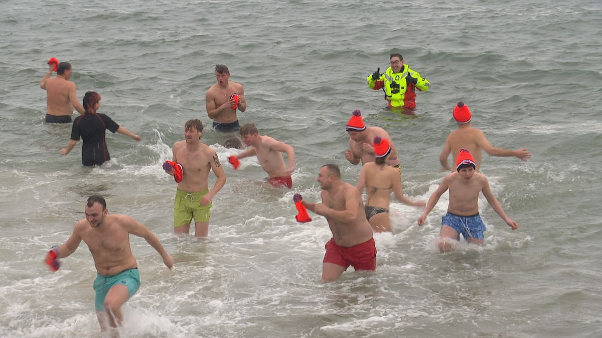 Niet alle nieuwjaarsduiken gingen door: te veel wind en onstuimige zee