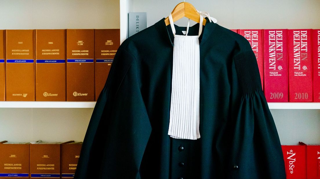 De toga die een advocaat draagt in de rechtszaal