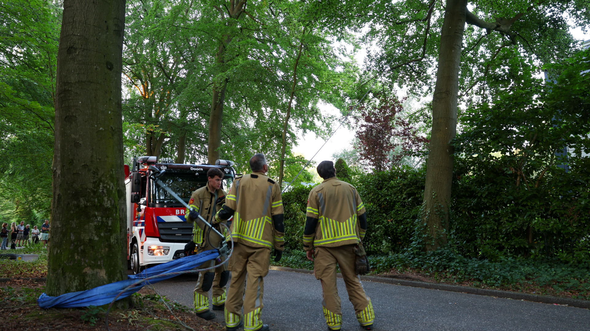 Boom die op huis dreigde te vallen omgezaagd