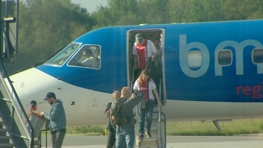 De Ajax-fans stappen in Eelde uit het vliegtuig