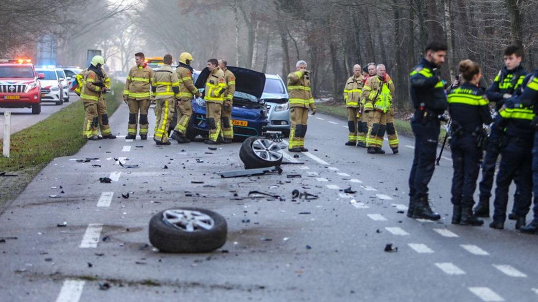 De weg bij Uddel ligt bezaaid met wrakstukken.