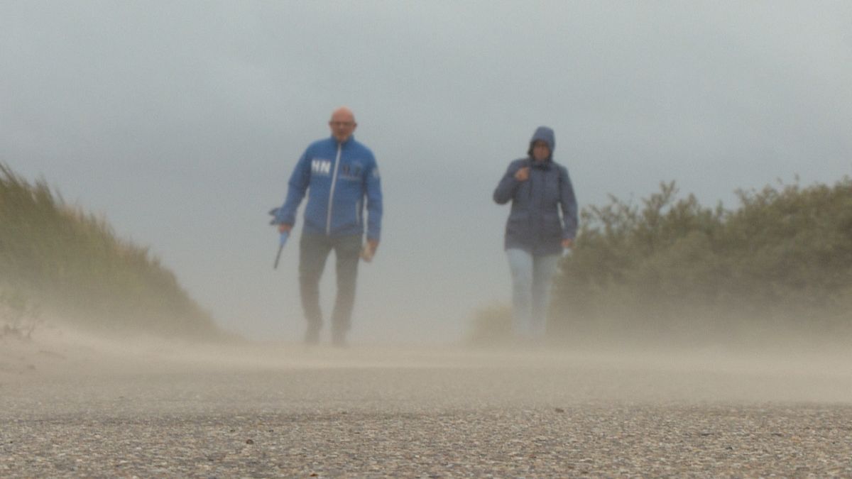 Goede of slechte zomer strandwachten hebben altijd wat te doen