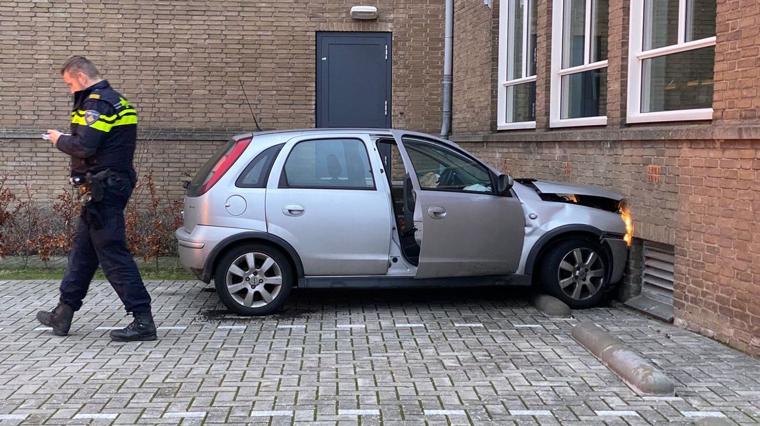 Automobilist rijdt tegen schoolgebouw in Deventer