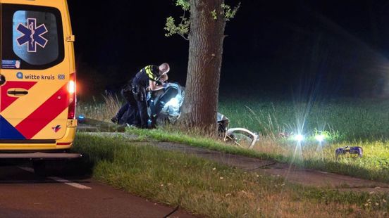 Drie gewonden bij zwaar ongeluk • koe vast in put. Drie gewonden bij zwaar ongeluk • koe vast in put.