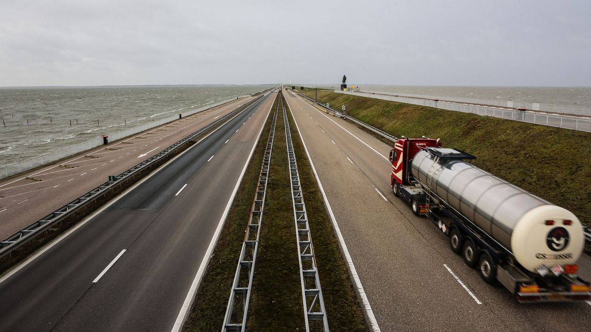 Afsluitdijk richting Noord-Holland korte tijd dicht door brugstoring