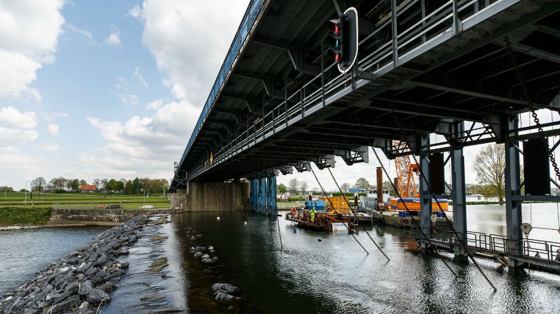 Het herstel van de stuw in de Maas bij Nederasselt en Grave kost zeker 20 miljoen euro. Dat laat Rijkswaterstaat weten aan Omroep Gelderland.
