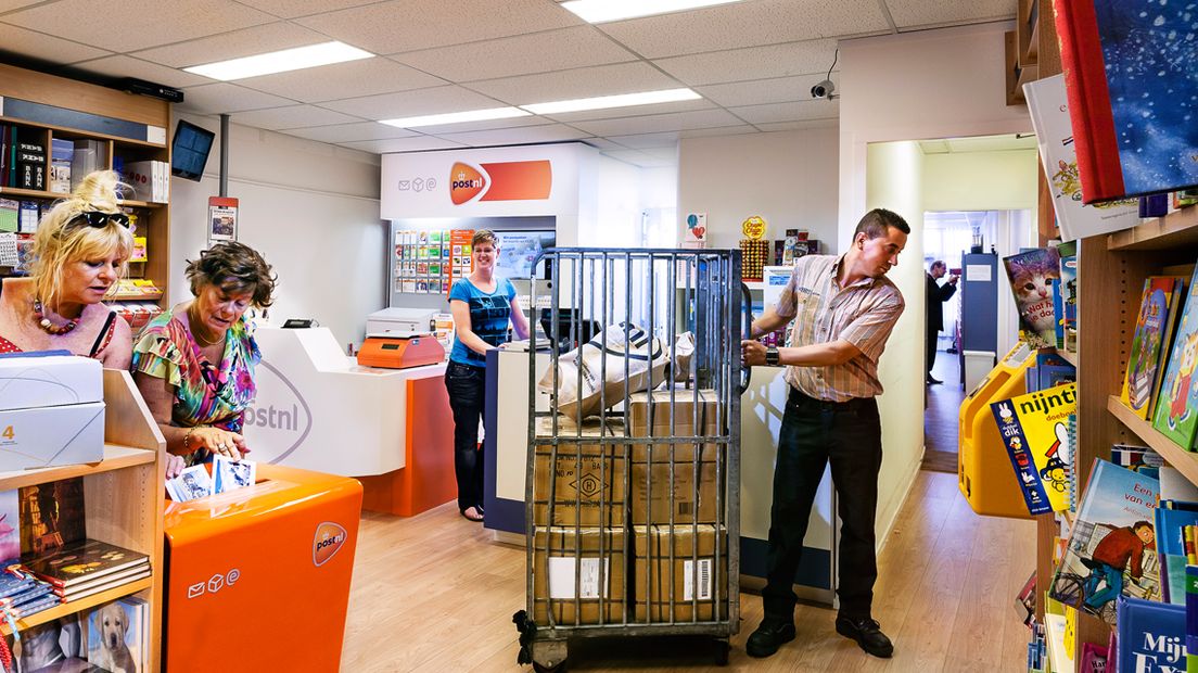 Boekhandel Scheveningen, met in het midden eigenaresse Gitta Bakker.