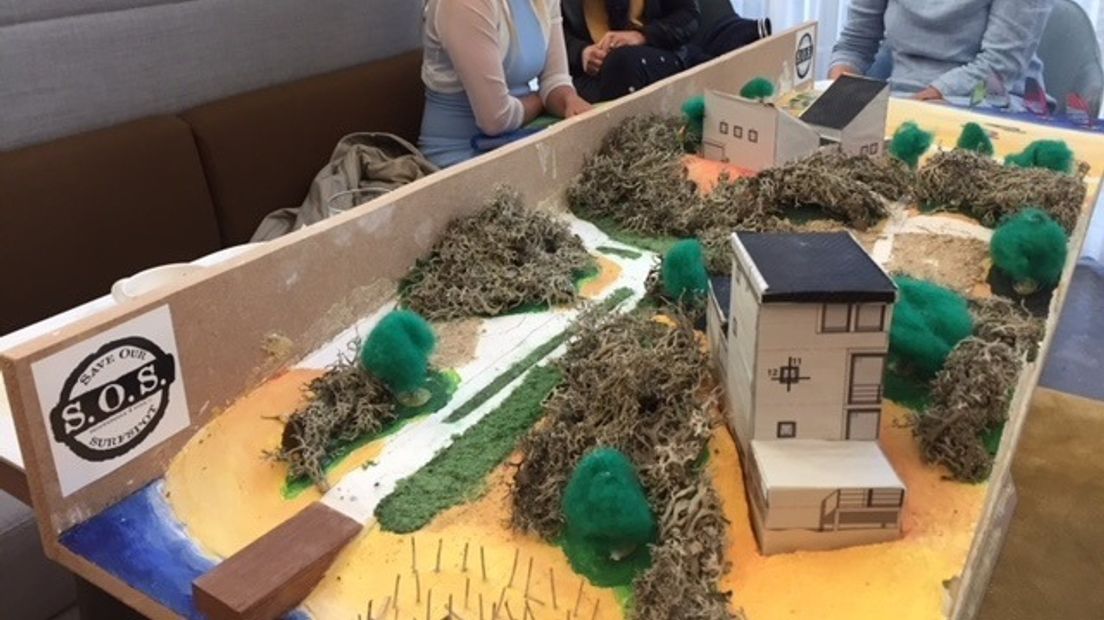 Zelfgemaakte maquette bij de Raad van State