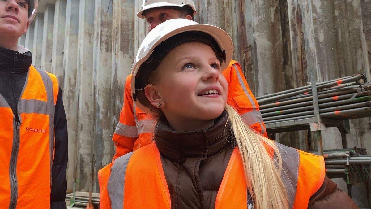 Isabel (10) plaatst tijdcapsule met eigen tekening bij nieuwe sluis in Afsluitdijk