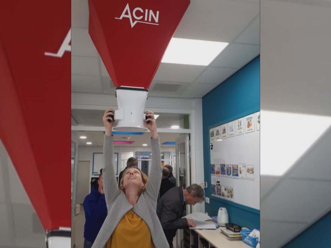 Expert Froukje van Dijken verricht een inspectie van ventilatie in het plafond