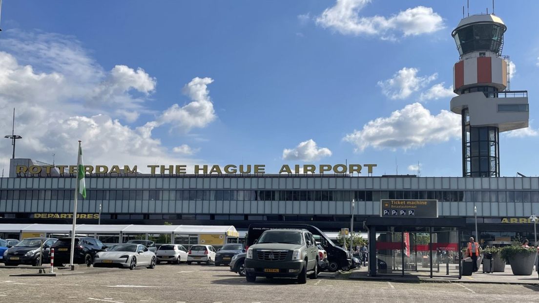 Koninklijke Marechaussee en politie bij Rotterdam The Hague Airport uit voorzorg voor boerenprotesten