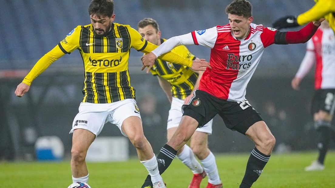 Toni Domgjoni in actie tegen Feyenoord