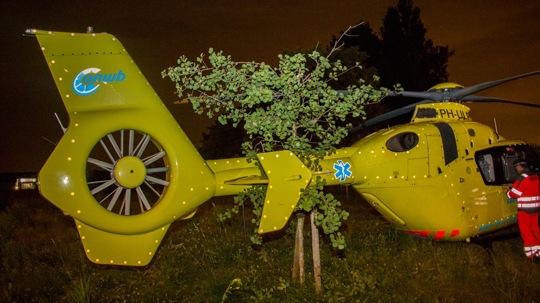 Traumahelikopter raakt boom