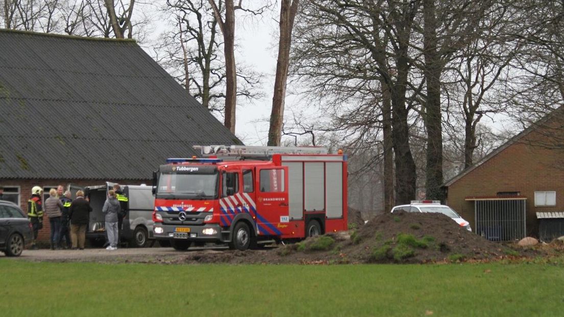 Brand in busje op boerenerf in Geesteren