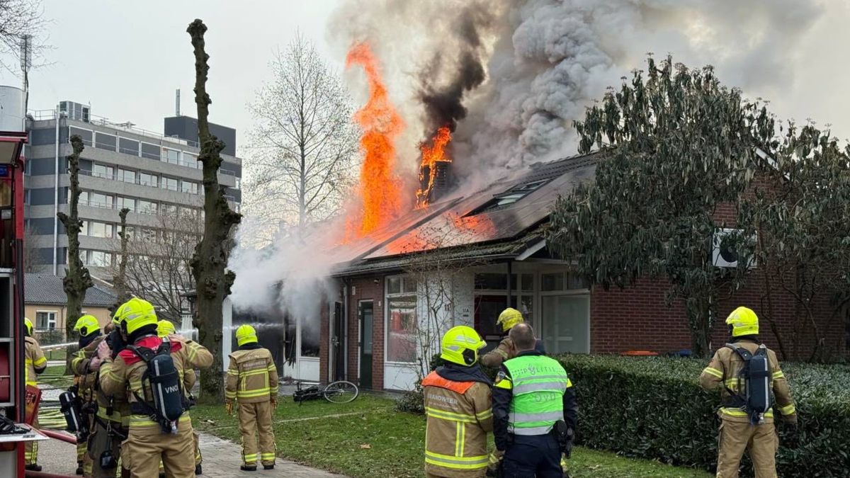 Seniorenwoning in vlammen op, bewoonster naar ziekenhuis