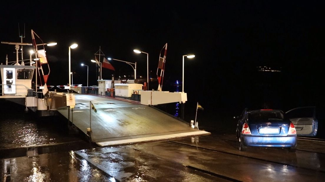 Een auto is zaterdagavond in de Rijn beland bij Randwijk. Daarbij is een 34-jarige Duitser om het leven gekomen. Het ongeval gebeurde op de Veerweg bij de pont richting Wageningen.